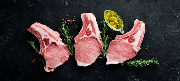 Syrové Steak Kost Maso Kořením Bylinkami Bílém Dřevěném Pozadí Pohled — Stock fotografie