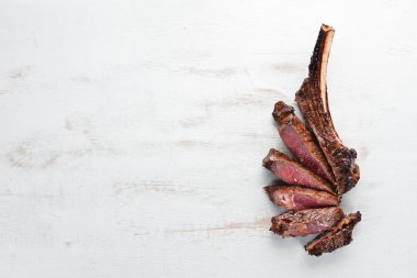 Kemik üzerinde biftek. Tomahawk biftek siyah ahşap arka planda. Üst görünüm. Ücretsiz kopya alanı.