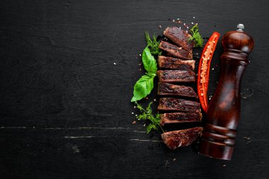 Dana eti. Ahşap bir arka planda. Üst görünüm. Metniniz için boş alan.