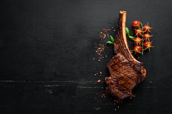 Steak Csont Tomahawk Steak Fekete Fából Készült Háttérrel Felülnézet Szabad — Stock Fotó