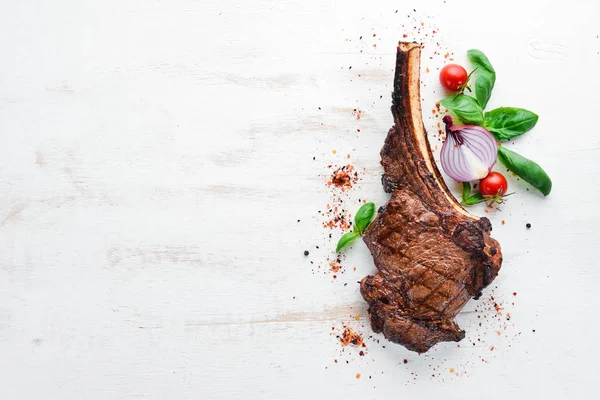 Steak Auf Knochen Tomahawk Steak Auf Schwarzem Holzgrund Ansicht Von — Stockfoto