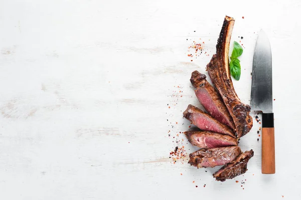 Steak Kost Tomahawk Steak Černém Dřevěném Pozadí Pohled Shora Volné — Stock fotografie