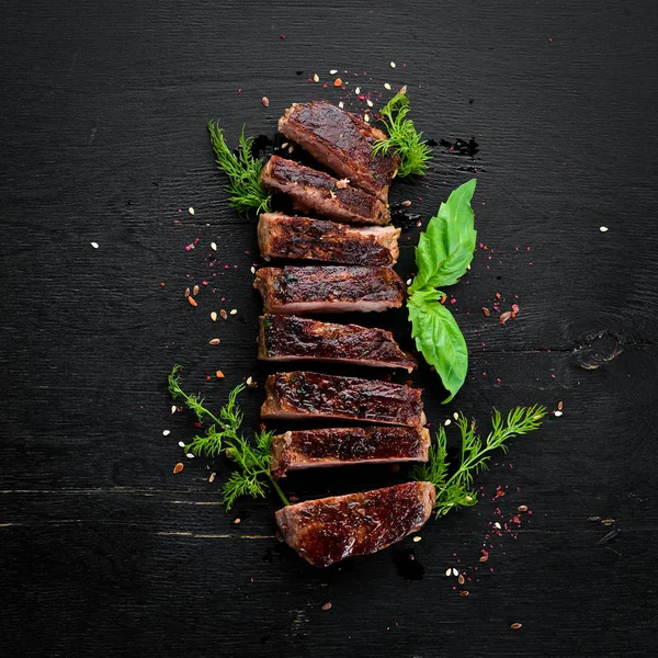子牛肉のステーキ 木製の背景に トップビュー テキスト用の空き領域 — ストック写真