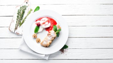 Dondurma ve fındık ile Apple strudel. Metniniz için boş alan. Üst görünüm