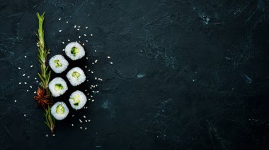 Salatalık ile vejetaryen suşi rulo. Japon mutfağı. Üst görünüm.