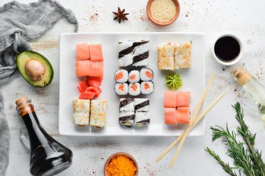 Soya sosu ve wasabi ile büyük set suşi. Metniniz için boş alan. Üst görünüm. Taş arka planda.