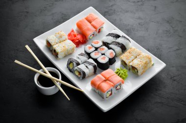 Soya sosu ve wasabi ile büyük set suşi. Metniniz için boş alan. Üst görünüm. Taş arka planda.