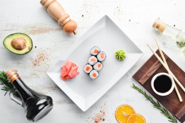 Sushi somon ile maki rulo. Japon mutfağı. Üst görünüm. Siyah taş arka planda.