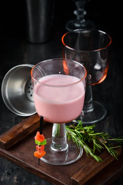 Cocktail Alcoolisé Avec Liqueur Fraise Crème Dans Verre Sur Fond — Photo