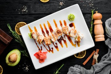 Tuna ve havyar ile suşi rulo. Japon mutfağı. Üst görünüm.