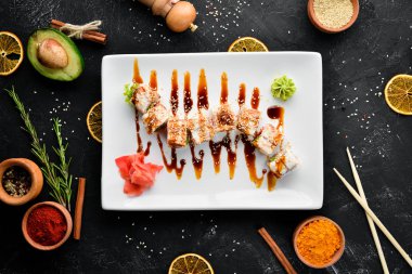 Tuna ve havyar ile suşi rulo. Japon mutfağı. Üst görünüm.