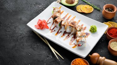 Tuna ve havyar ile suşi rulo. Japon mutfağı. Üst görünüm.