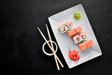 Deniz ürünleri ile suşi rulo. Üst görünüm. Beyaz ahşap arka planda.