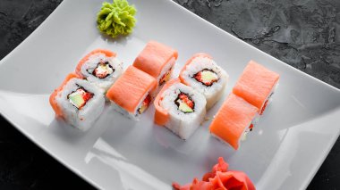 Deniz ürünleri ile suşi rulo. Üst görünüm. Beyaz ahşap arka planda.