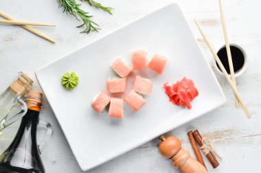 Balık ve peynir ile suşi rulo ayarlayın. Geleneksel Çin yemeği. Üst görünüm. Ücretsiz kopya alanı.