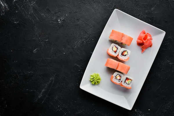 Sushi Tekercs Tenger Gyümölcsei Felülnézet Fehér Fából Készült Háttéren — Stock Fotó