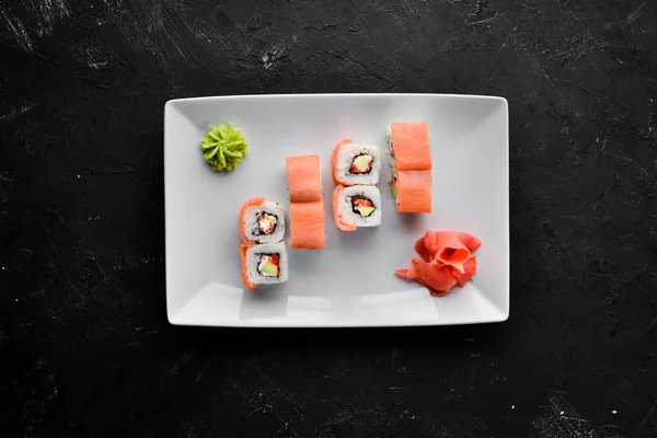 Sushi Kutálet Plody Moře Pohled Shora Bílém Dřevěném Pozadí — Stock fotografie