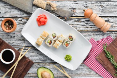 Balık, avokado ve salatalık ile suşi rulo. Geleneksel Çin yemeği. Üst görünüm. Ücretsiz kopya alanı.