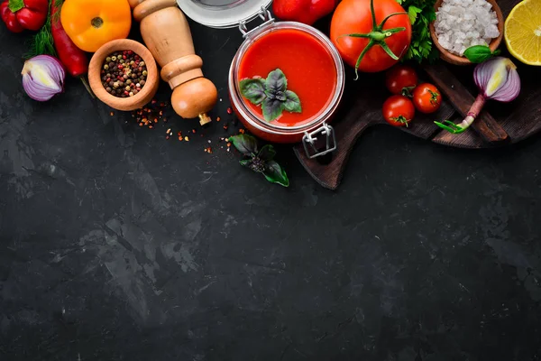 야채와 토마토 페이스트 집에서 평면도 검은색 배경입니다 텍스트를 — 스톡 사진