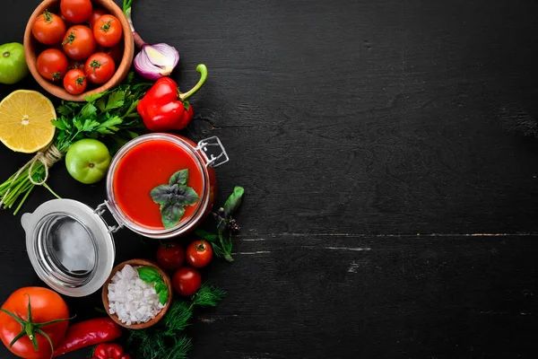 Tomatpuré Ketchup Med Grönsaker Hemlagad Topp Svart Bakgrund Ledigt Utrymme — Stockfoto