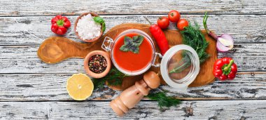 Domates hamur ketçap sebze, ev yapımı. Üst görünüm. Siyah bir arka planda. Metin için boş alan.