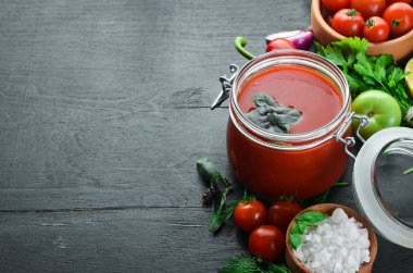 Domates hamur ketçap sebze, ev yapımı. Üst görünüm. Siyah bir arka planda. Metin için boş alan.