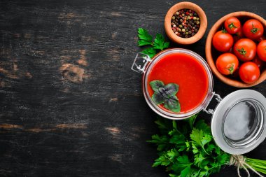 Domates hamur ketçap sebze, ev yapımı. Üst görünüm. Beyaz ahşap bir arka planda. Metin için boş alan.