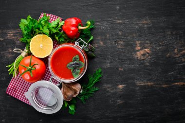 Domates hamur ketçap sebze, ev yapımı. Üst görünüm. Beyaz ahşap bir arka planda. Metin için boş alan.