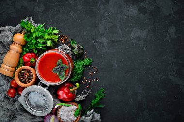 Domates hamur ketçap sebze, ev yapımı. Üst görünüm. Beyaz ahşap bir arka planda. Metin için boş alan.