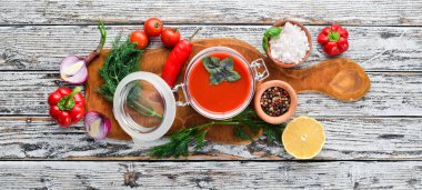 Domates hamur ketçap sebze, ev yapımı. Üst görünüm. Beyaz ahşap bir arka planda. Metin için boş alan.