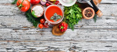 Domates hamur ketçap sebze, ev yapımı. Üst görünüm. Beyaz ahşap bir arka planda. Metin için boş alan.