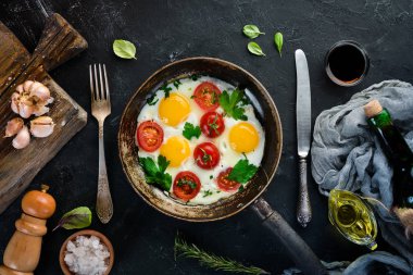 Bir tavada domates ve Yeşiller ile yumurta.