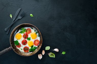 Bir tavada domates ve Yeşiller ile yumurta.