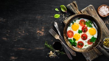 Bir tavada domates ve Yeşiller ile yumurta.