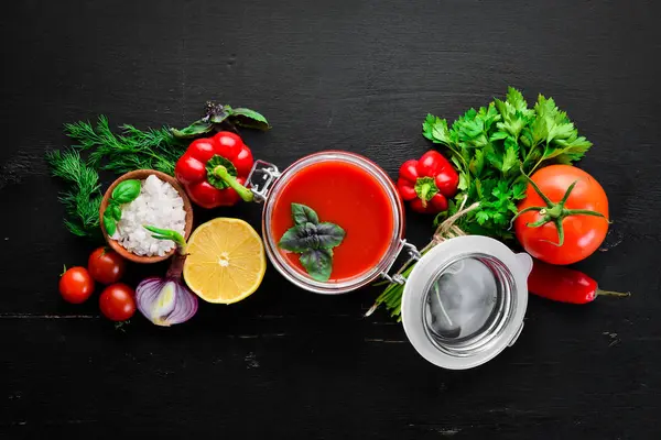 Pasta Pomidorowa Ketchup Warzywami Domowej Roboty Widok Góry Czarnym Tle — Zdjęcie stockowe