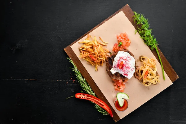 Beefsteak Kalbfleisch Mit Pochiertem Und Tomatensaft Auf Einem Hölzernen Hintergrund — Stockfoto