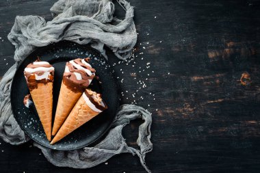 Siyah bir arka planda bir waffle bardağın içinde dondurma. Üst görünüm. Ücretsiz kopya alanı.