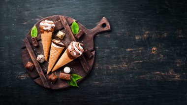 Siyah bir arka planda bir waffle bardağın içinde dondurma. Üst görünüm. Ücretsiz kopya alanı.