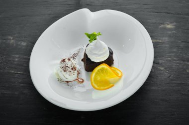 Dondurma ile çikolata pişirme. Ahşap arka planda Brownies. Üst görünüm. Ücretsiz kopya alanı.