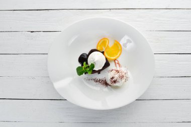 Dondurma ile çikolata pişirme. Ahşap arka planda Brownies. Üst görünüm. Ücretsiz kopya alanı.