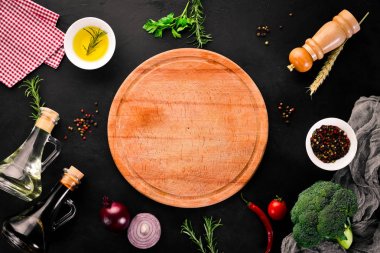 Yemek pişirmek için hazırlanıyor. Mutfak ahşap tahta. Üst görünüm. Ücretsiz kopya alanı.