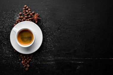 Ahşap arka planda espresso kahve. Üst görünüm. Ücretsiz kopya alanı.
