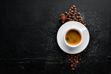 Ahşap arka planda espresso kahve. Üst görünüm. Ücretsiz kopya alanı.