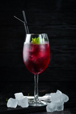 Flamingo kokteyli. İçki karıncaları, böğürtlen ve nane. Bardakta alkollü kokteyl. Ahşap bir arka planda. Üst görünüm. Ücretsiz kopya alanı.