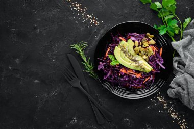 Mor lahana, havuç, avokado ve Kabak tohumları salatası. Üst görünüm. Beyaz ahşap bir arka planda. Ücretsiz kopya alanı.