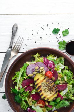 Salata. Marul, pancar, avokado ve Kabak tohumları. Üst görünüm. Siyah bir arka planda. Ücretsiz kopya alanı.