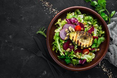 Salata. Marul, pancar, avokado ve Kabak tohumları. Üst görünüm. Siyah bir arka planda. Ücretsiz kopya alanı.