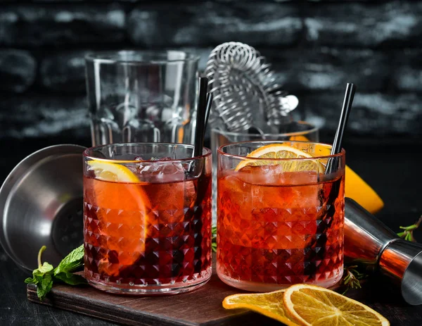 Negroni Δύο Κοκτέιλ Ξύλινο Φόντο Κορυφαία Προβολή — Φωτογραφία Αρχείου