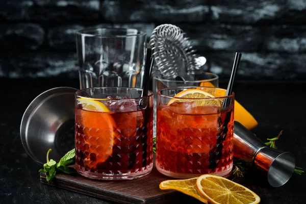 Negroni Due Cocktail Uno Sfondo Legno Vista Dall Alto — Foto Stock