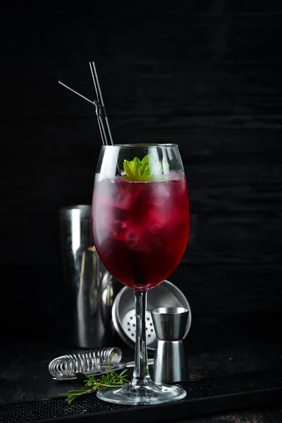 Cocktail Flamingo Ribes Liquoroso More Menta Cocktail Alcolico Bicchiere Uno — Foto Stock